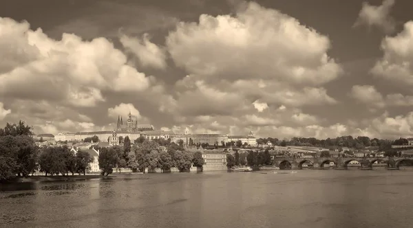 Tsjechië. De stad Praag. Prachtig uitzicht op de bruggen van Praag vanaf de heuvel. Prachtig uitzicht op Praag. Zwart wit. — Stockfoto