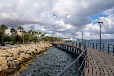 Sahildeki bir tatil köyünde. Limasol