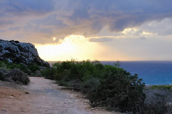 Güzel deniz manzarası üzerinde ön taşlarla. Mavi su ve güneşli bir günde kayalık sahil. Ayia Napa, Cape Greco Ulusal Forest Park, Kıbrıs. — Stok fotoğraf