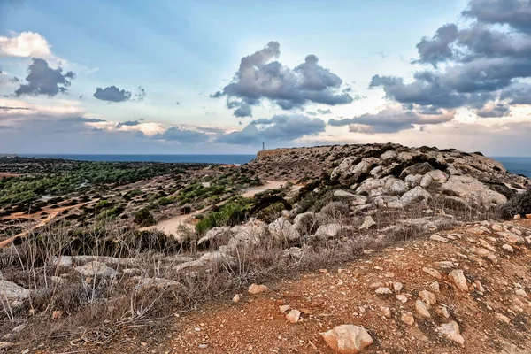 Hermoso paisaje marino con piedras en primer plano. Agua azul y costa rocosa en un día soleado. Ayia Napa, Parque Forestal Nacional del Cabo Greco, Chipre . — Foto de Stock
