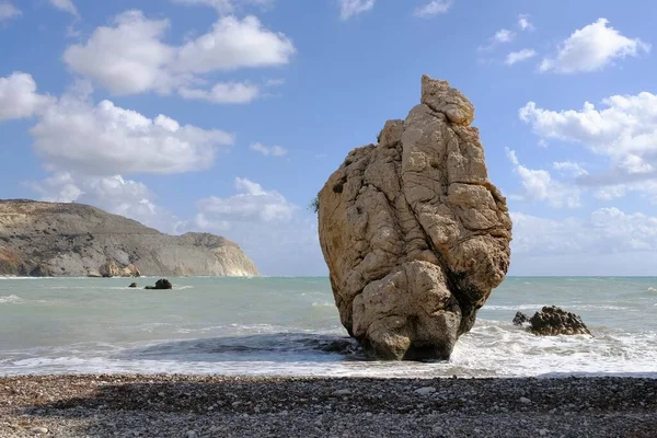 Aşk kumsalı. Afrodit Kayası, Afrodit 'in Paphos City yakınlarındaki doğduğu yer. Yunan Petra tou Romiou kayası. Kıbrıs adası — Stok fotoğraf