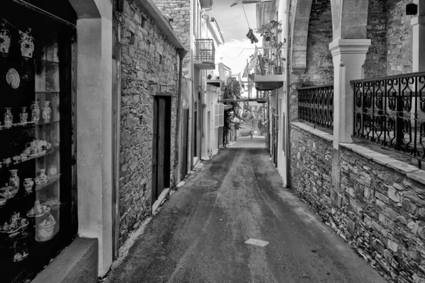 Egy csendes utcában egy régi faluban, Pano Lefkarában. Larnaca kerület, Ciprus. Fekete-fehér. — Stock Fotó