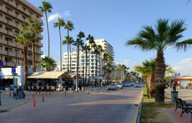 Larnaka, Kıbrıs, Kasım 2017. Toprağın üzerinde yürü