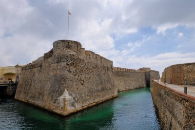 Ceuta, İspanya. Ceuta Kraliyet Surları, Kuzey Afrika 'da özerk bir İspanyol şehri olan Ceuta' da bulunan bir istihkam hattıdır. Duvarlar 962 yılına ait..