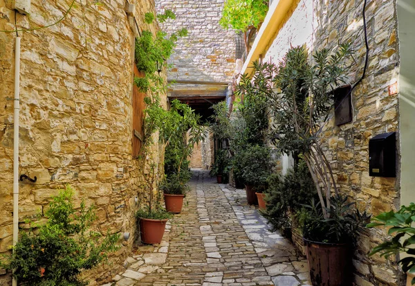 Тихая улица в старой деревне Пано Лефкара. Ларнака, Кипр . — стоковое фото