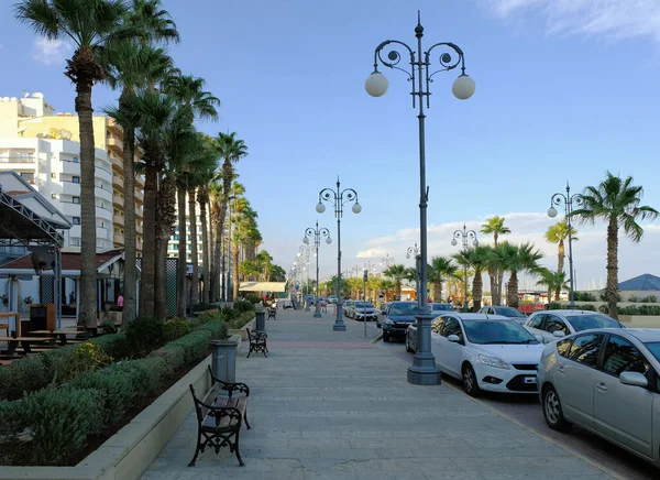 Ларнака, Кипр, ноябрь 2017 года. Прогулка по набережной — стоковое фото