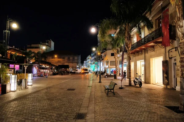Larnaka por la noche en noviembre. Chipre — Foto de Stock