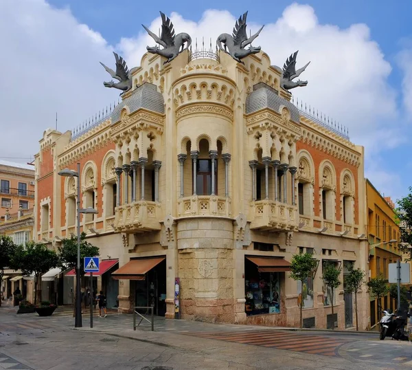 Ceuta, España. Casa de los Dragones o Casa de los Dragones es un hito en el exclave español de Ceuta en la costa norte de África, y una extraordinaria arquitectura ecléctica . — Foto de Stock