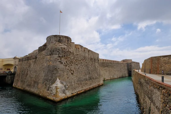 Ceuta, İspanya. Ceuta Kraliyet Surları, Kuzey Afrika 'da özerk bir İspanyol şehri olan Ceuta' da bulunan bir istihkam hattıdır. Duvarlar 962 yılına ait..