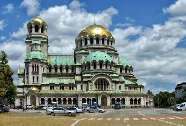 Св. Александро-Невский собор в центре Софии, столицы Болгарии, на фоне синего утреннего неба с красочными облаками — стоковое фото