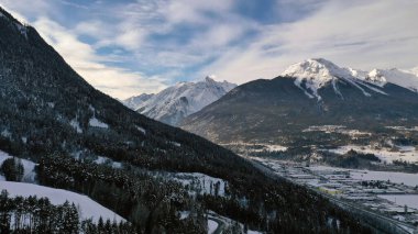 Cennet gibi kış harikalar diyarı Alpler 'in panoramik hava manzarası