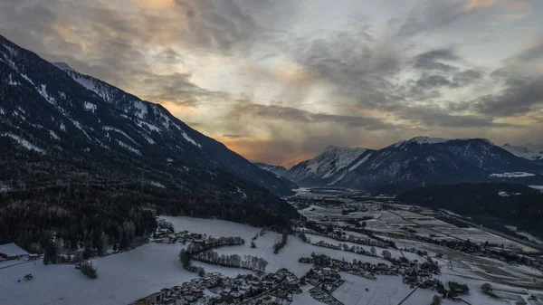 Imst, Rietz, Áustria. Vista aérea ao pôr do sol . — Fotografia de Stock