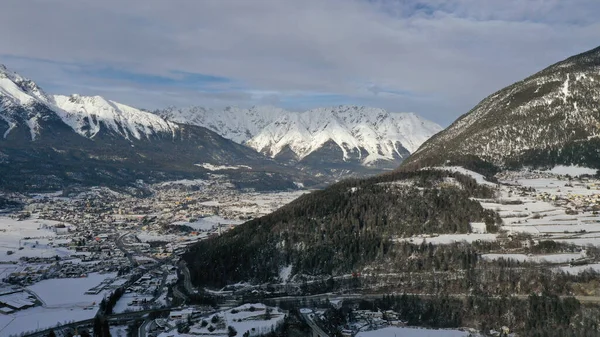 Панорамный вид с воздуха на идиллические зимние Альпы — стоковое фото