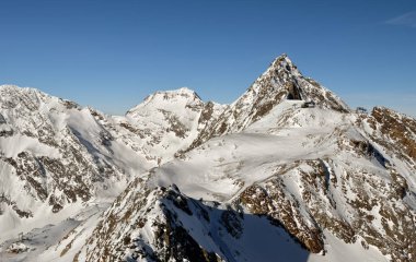 Tyrol, Avusturya 'daki Stubai Buzulu' nda kayak merkezi.