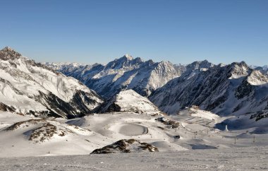 Tyrol, Avusturya 'daki Stubai Buzulu' nda kayak merkezi.