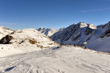 Tyrol, Avusturya 'daki Stubai Buzulu' nda kayak merkezi.