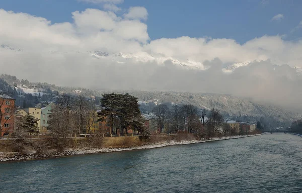Innsbruck, Flussgasthof, kalter Wintertag. — Stockfoto
