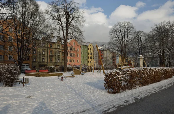 Інсбрук Австрія. Сніжна погода, барвисті будинки, голі дерева, вкриті снігом і мало хто ходить поруч річки Інн у січні в Інсбруці, Тіроль, Австрія, Європа. — стокове фото