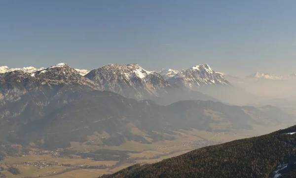 Jarní krajina v rakouských Alpách u Schladmingu v Rakousku, Evropa — Stock fotografie