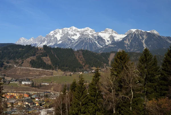 Paisagem de primavera nos Alpes austríacos perto de Schladming na Áustria, Europa — Fotografia de Stock