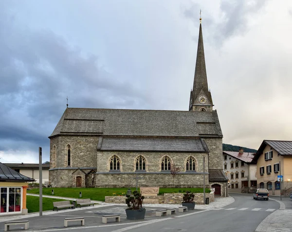 Iglesia de Pfarramt en Grossglocknerstrassem Kaprun, Austria — Foto de Stock