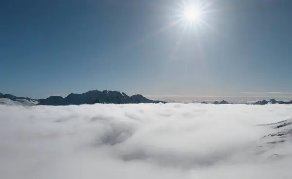 間で山の風景- Tux 。雲のある空. — ストック写真