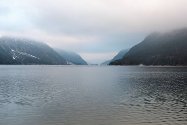 Achen ocak ayında gölü görür. Tirol, Avusturya