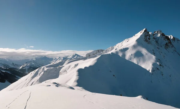 Inverno nelle Alpi, stazione sciistica Kaltenbach a Fuegen, valle della Zillertal — Foto Stock