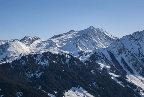 Paysage dans la station de ski Zillertal Arena à Zillertal au Tyrol. Grande journée d'hiver . — Photo