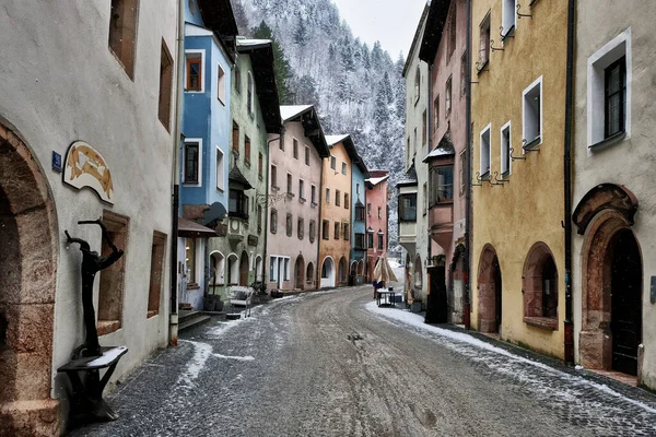 Rattenberg, austria - januar 2018: blick auf die malerische stadt rattenberg in tirol bei innsbruck. Es ist die kleinste Stadt des Landes. — Stockfoto