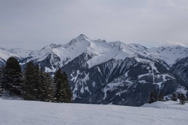Tyrol, Zillertal 'daki Zillertal Arena kayak merkezindeki manzara. Karlı Alp Dağları. Yokuş aşağı eğlence. Zell am Ziller 'de mavi gökyüzü ve beyaz yamaçlar.
