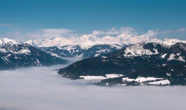 Avusturya 'nın kayak merkezi Gerlitzen' den Blue Sky ile Kar Dağları Manzarası.