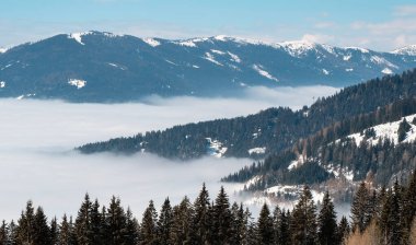 Avusturya 'nın kayak merkezi Gerlitzen' den Blue Sky ile Kar Dağları Manzarası.