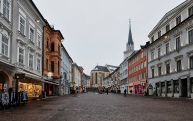 Avusturya, Villach: Günbatımında Avusturya şehir köyünün hauptplatz ana meydanı manzarası.