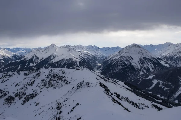 줄에 르 탈 (zillertal) 경기장의 스키 리조트 풍경은 전속력으로 회전한다. 눈덮인 알파인 산. 다운 힐 재미. 젤 암 즐러에 있는 푸른 하늘 과흰 경사지. — 스톡 사진