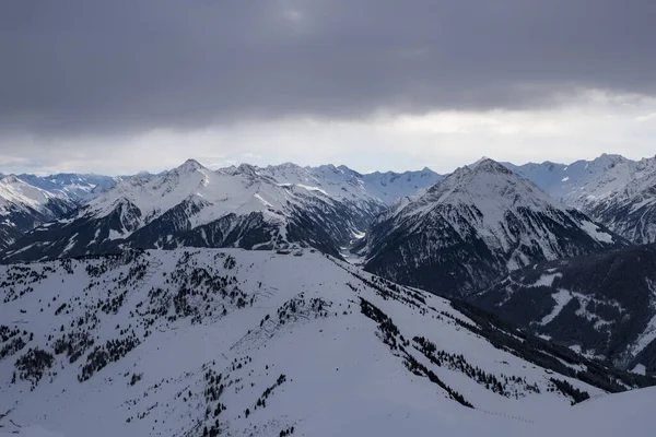 Пейзаж на лижному курорті Zillertal Arena в Тіролі. Альпійські гори зі снігом. Униз-Хілл весело. Блакитне небо і білі схили в Zell am Ziller. — стокове фото