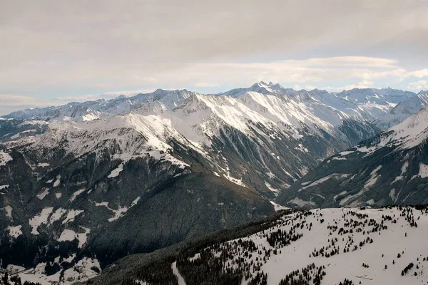 Landschaft in der Zillertal Arena Skigebiet im Zillertal in Tirol. alpine Berge mit Schnee. Abfahrtsspaß. Blauer Himmel und weiße Pisten bei Zell am Ziller. — Stockfoto