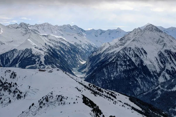 Landschaft in der Zillertal Arena Skigebiet im Zillertal in Tirol. alpine Berge mit Schnee. Abfahrtsspaß. Blauer Himmel und weiße Pisten bei Zell am Ziller. — Stockfoto