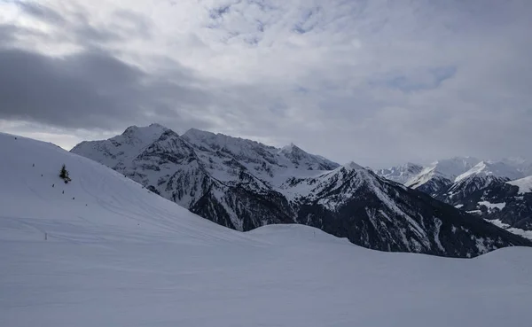 Tyrol, Zillertal 'daki Zillertal Arena kayak merkezindeki manzara. Karlı Alp Dağları. Yokuş aşağı eğlence. Zell am Ziller 'de mavi gökyüzü ve beyaz yamaçlar. — Stok fotoğraf