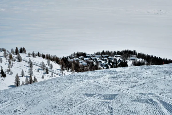 Soğuk kış gününde bulutların arasında küçük Alpler köyü. Kayak merkezi Gerlitzen, Avusturya. — Stok fotoğraf