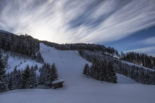 Malebný výhled na Alpy v lyžařském středisku Tulfes, Rakousko, v zimě. — Stock fotografie