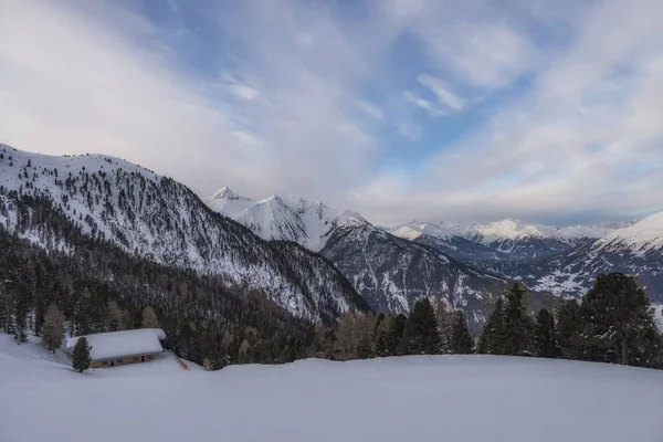 Panorama de inverno de montanhas em Pitztal - Jerzens em Alpes austríacos. Declives de esqui. Belo dia de inverno . — Fotografia de Stock