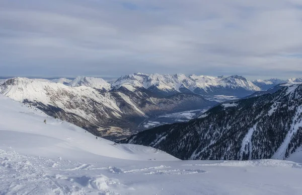 Avusturya 'nın Jerzens şehrindeki dağların kış manzarası. Kayak pistleri. Güzel kış günü. — Stok fotoğraf