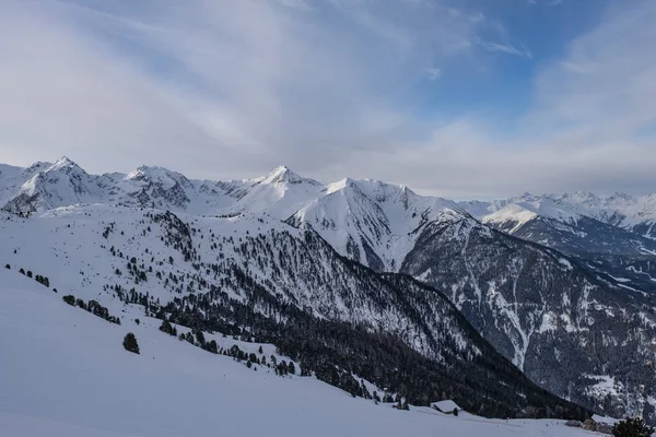 Pitztal 'daki dağların kış manzarası Avusturya Alpleri' ndeki Jerzens 'ler. Kayak pistleri. Güzel kış günü. — Stok fotoğraf