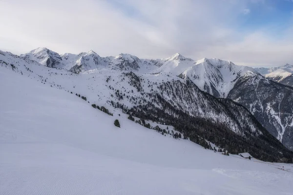 Pitztal 'daki dağların kış manzarası Avusturya Alpleri' ndeki Jerzens 'ler. Kayak pistleri. Güzel kış günü. — Stok fotoğraf