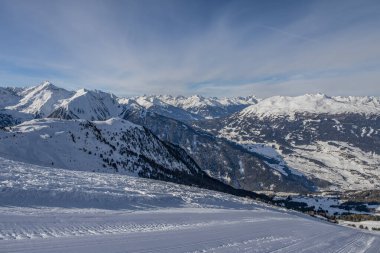 Avusturya Alplerinde Pitztal Hoch Zeiger 'deki dağların kış manzarası. Kayak pistleri. Güzel kış günü.
