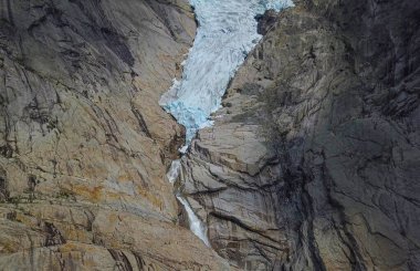 Eriyen mavi buzlu Briksdalsbreen buzulu ve insansız hava aracının Norveç 'e en yakın manzarası. Temmuz 2019