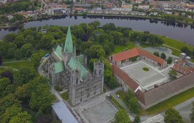 Nidaros Katedrali (Norveççe: Nidarosdomen veya Nidaros Domkirke) Norveç 'in Trondheim şehrinde yer alan bir katedral. İHA 'dan hava görüntüsü. Temmuz 2019