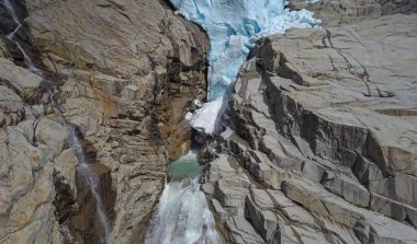 Eriyen mavi buzlu Briksdalsbreen buzulu ve insansız hava aracının Norveç 'e en yakın manzarası. Temmuz 2019