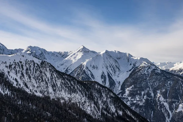 Avusturya 'nın Jerzens şehrindeki dağların kış manzarası. Kayak pistleri. Güzel kış günü. — Stok fotoğraf